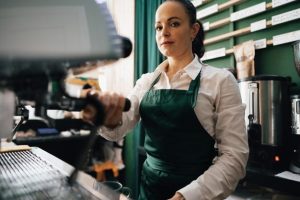 femme-race-blanche-barista-au-travail-faire-du-cafe