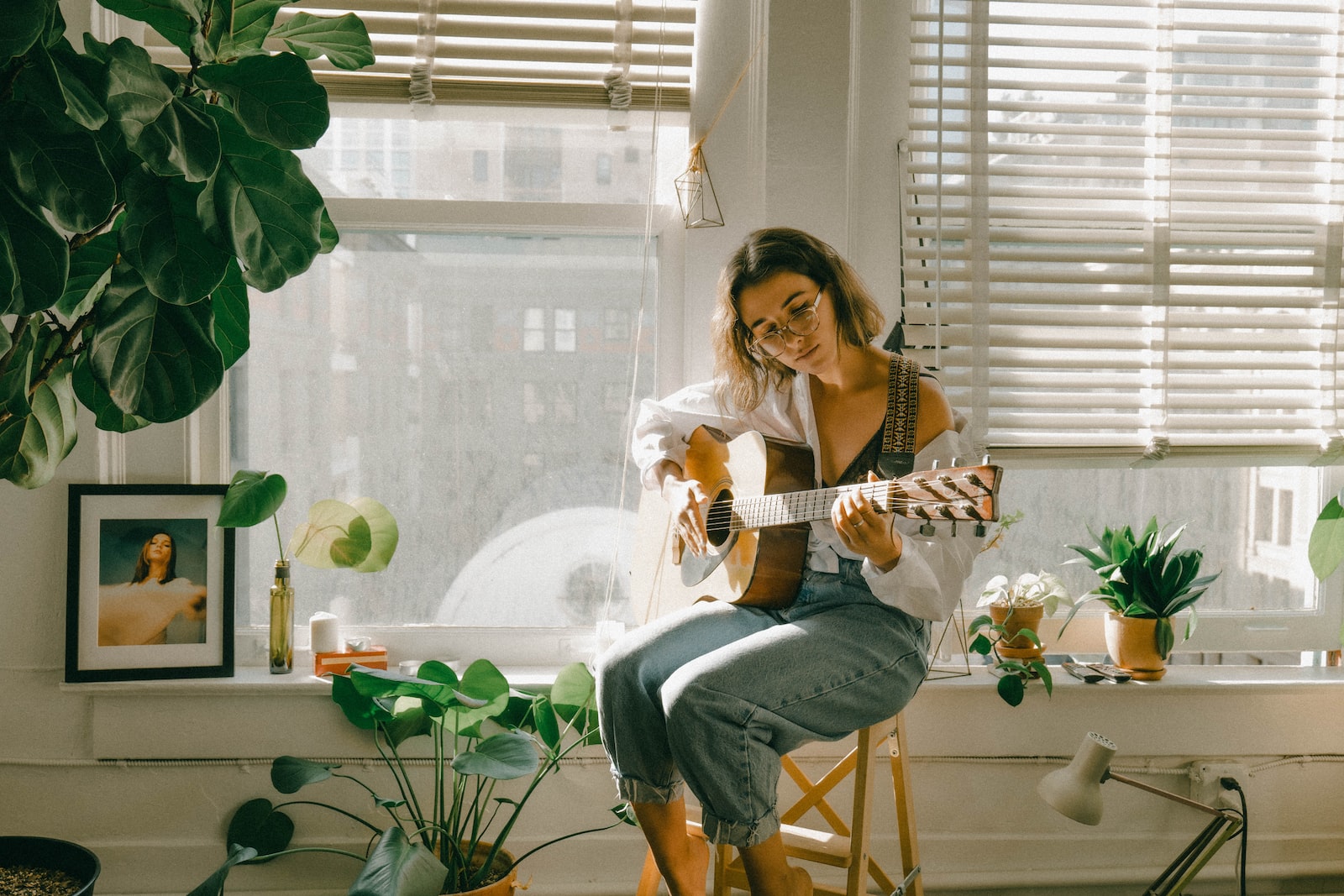 Femme jouant de la guitare